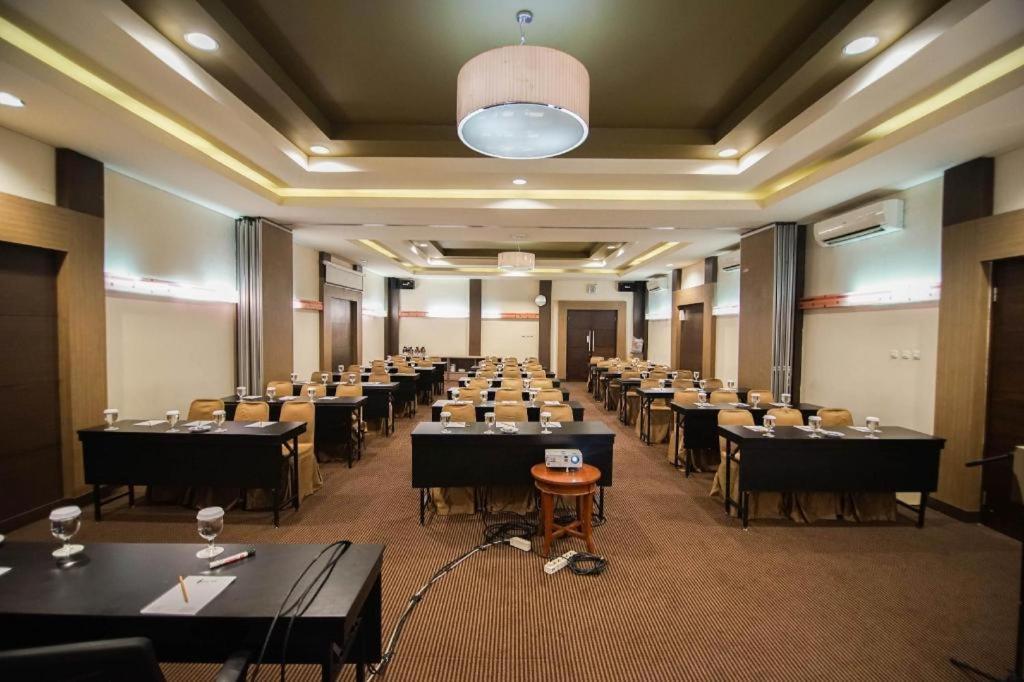 Sofyan Hotel Soepomo Jacarta Exterior foto